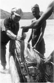 Agent vérifiant la quantité et la taille des poulpes capturés par des pêcheurs de la réserve marine ©Cirad, Genese Marie Sodikoff
